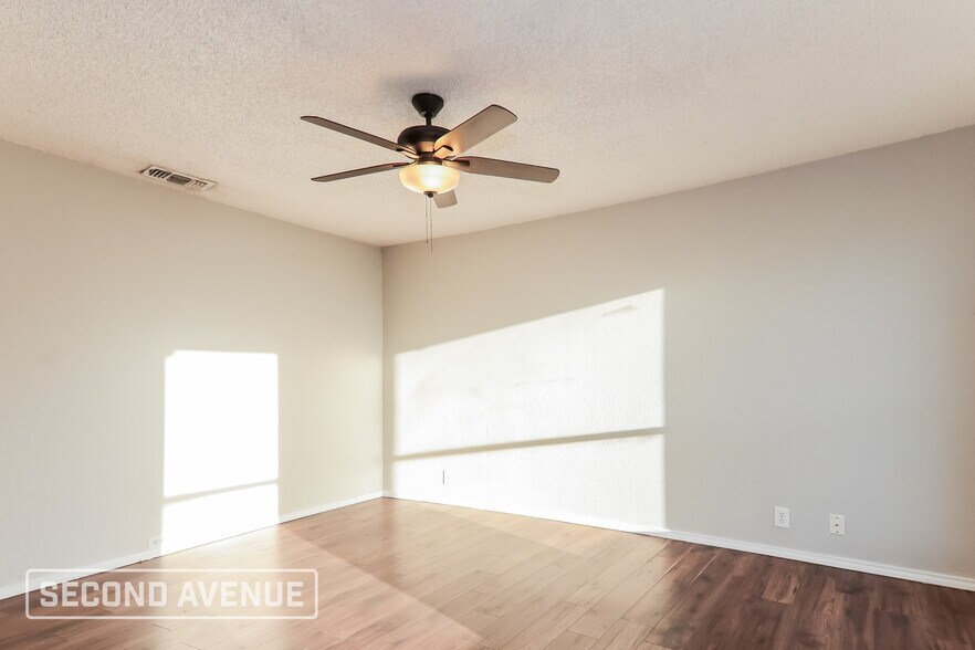 Building Photo - 732 Creekview Ct