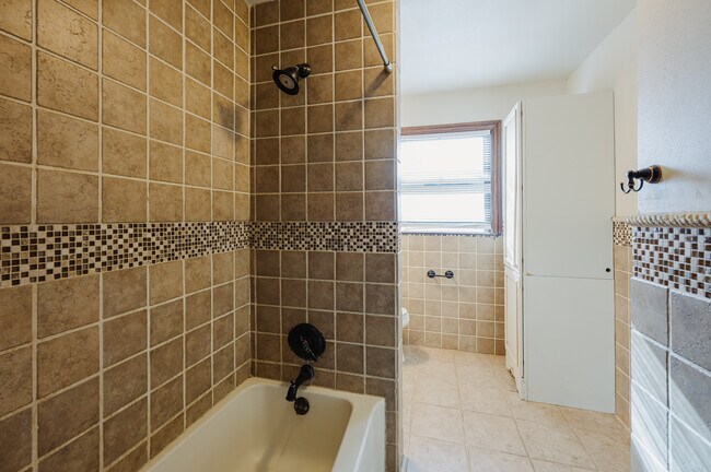 Building Photo - 610 E 54th St