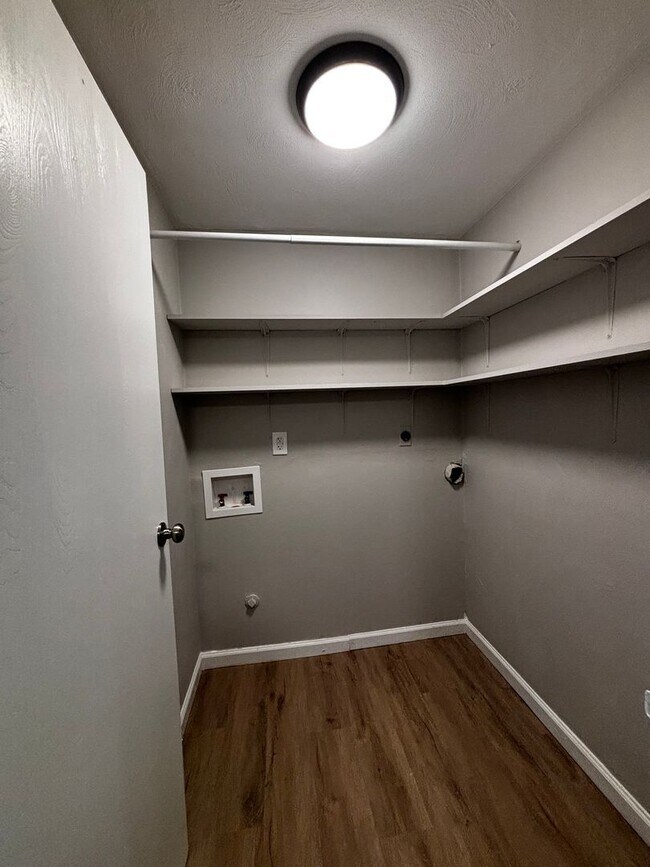 Building Photo - Charming 2 bedroom- 1bath  apartment with washer dryer hook-up