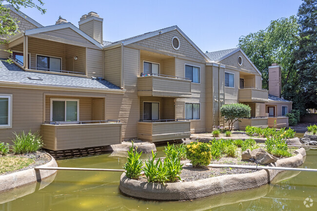Building - Lakeside Condominiums