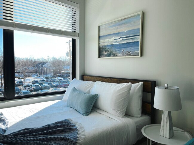 Building Photo - 2530 University Ave