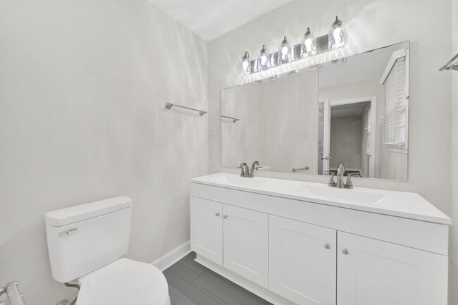 Building Photo - Beautifully Renovated Three Bed Two Bath R...