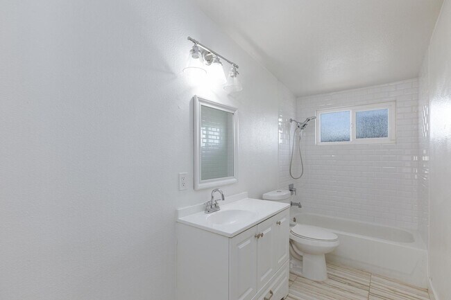 Building Photo - Stylish 4-Bedroom Single-Story Home with M...