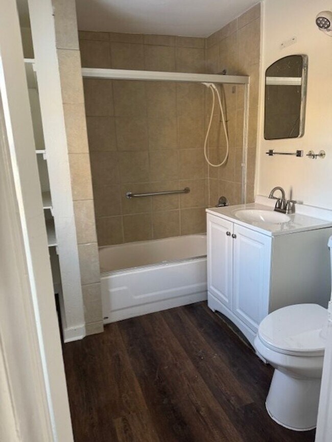 Building Photo - 817-819 Robinson Ave