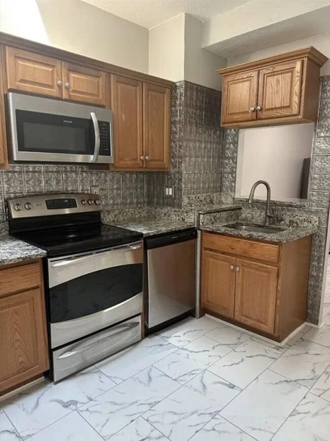 Eat in Kitchen w/ nook - 65 Manchester St