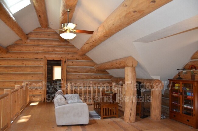 Building Photo - 1500 E Iris Trail