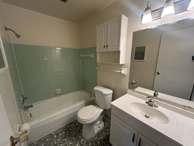 Building Photo - 134 E Johnson St