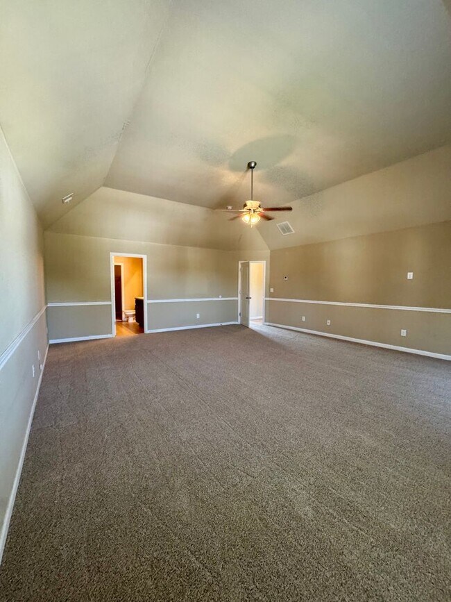 Building Photo - This beautiful 4-bedroom, 2.5-bath home Move-in ready and is waiting for you!