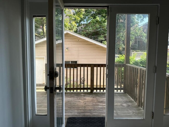 Building Photo - 923 W Fletcher St