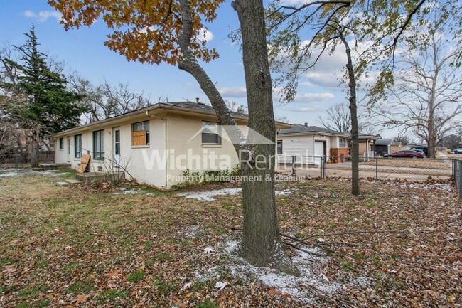 Building Photo - 2 bedroom 1 bath duplex