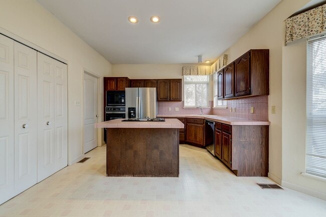 Building Photo - Spacious Parkway South Home with Walk-Out Basement & Large Backyard