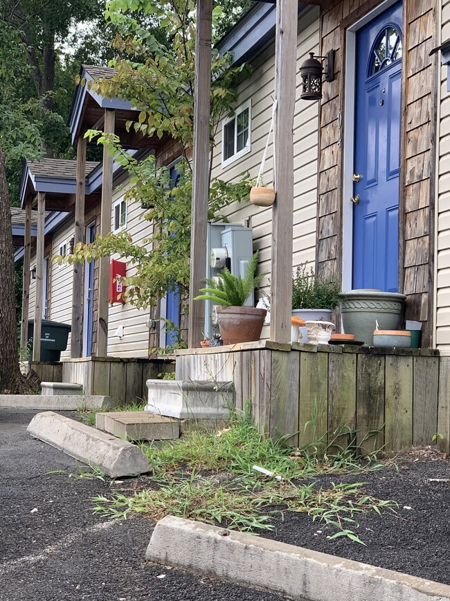 Building Photo - 1112 Cardinal St #104