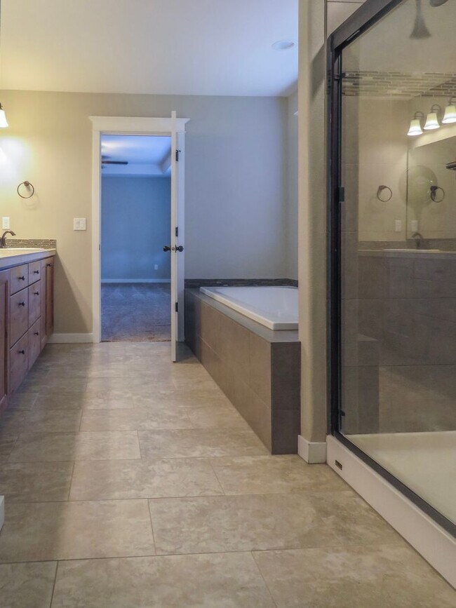 Building Photo - 5 Bedroom 3 Bathroom home available in New...