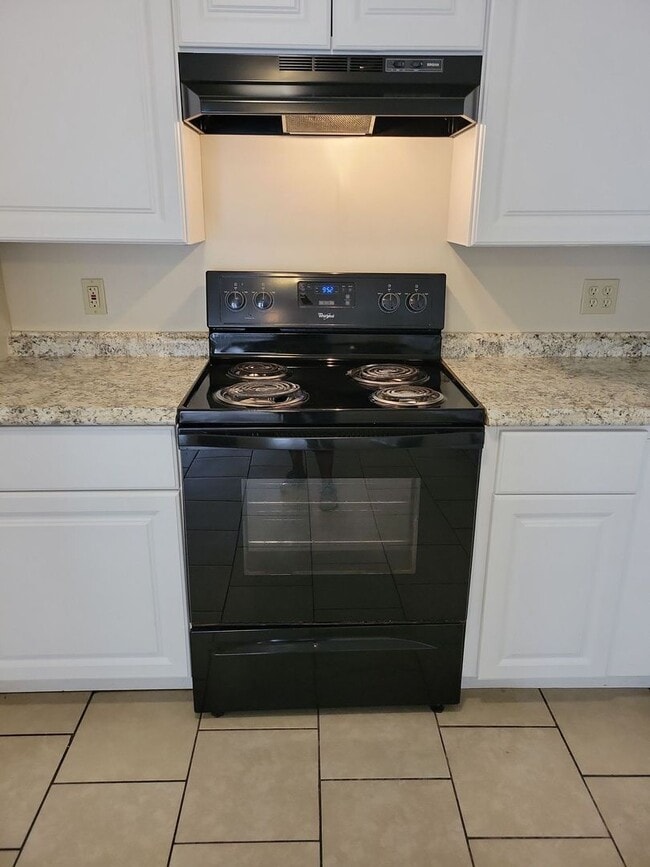 Building Photo - 3 BD 1.5 BA Ocean Springs Rental in the Go...