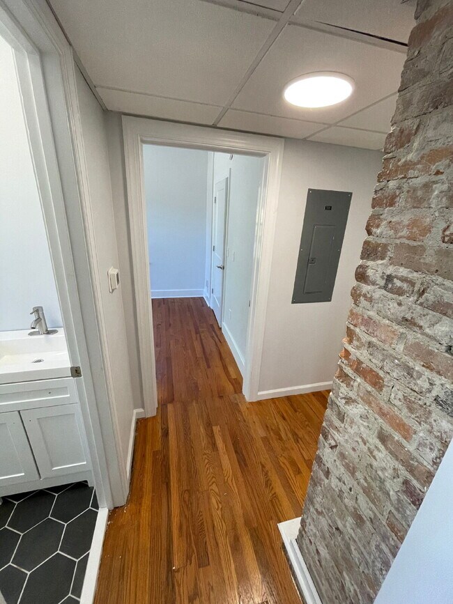 Building Photo - Recently remodeled 2/1 in Midtown!