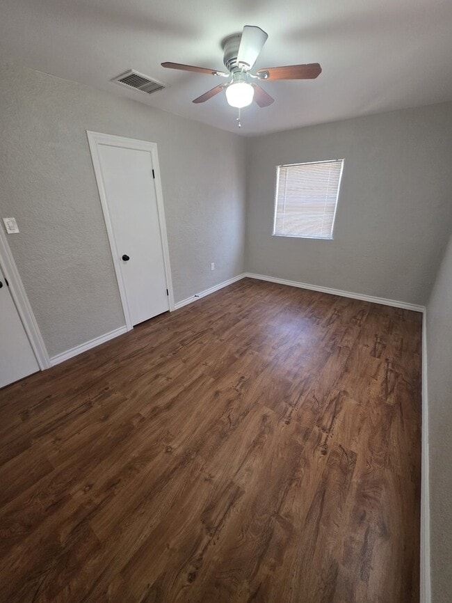 Building Photo - 3 bed 1 bath remodeled home, move in ready!