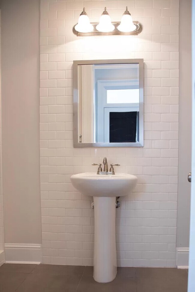 Building Photo - SUPER CUTE 2 Bedroom in Mid- City