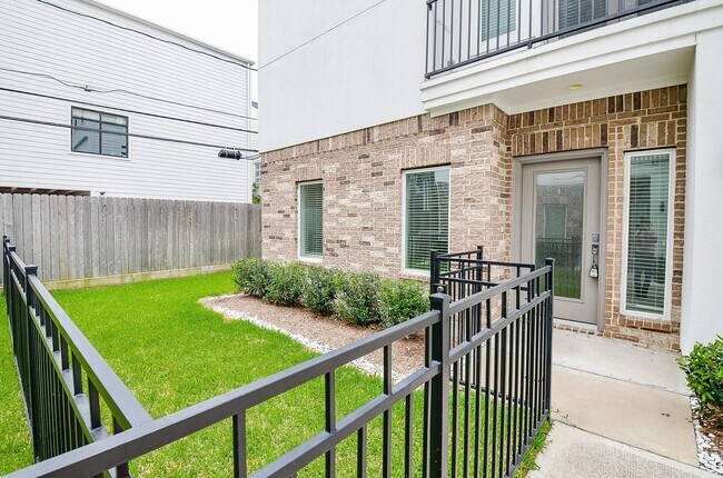 Building Photo - 5903 Val Verde St