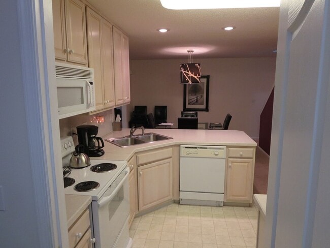 Building Photo - Spacious 2-Level Townhouse