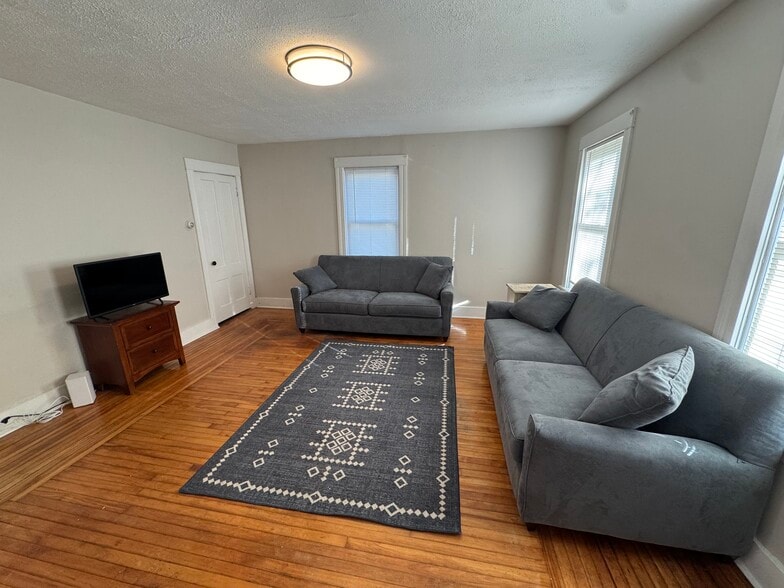 Building Photo - 258 Main St