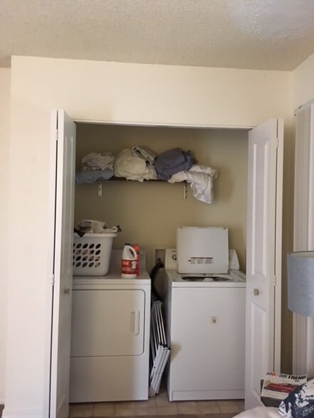full size laundry - 2105 Goss Cir W