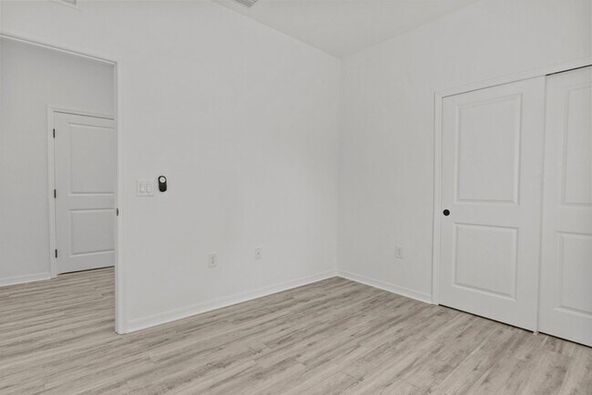 Building Photo - 548 Knapp St