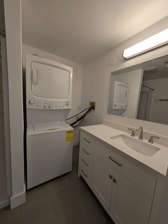 Building Photo - Federal Way One Bedroom Available Now! ALL...