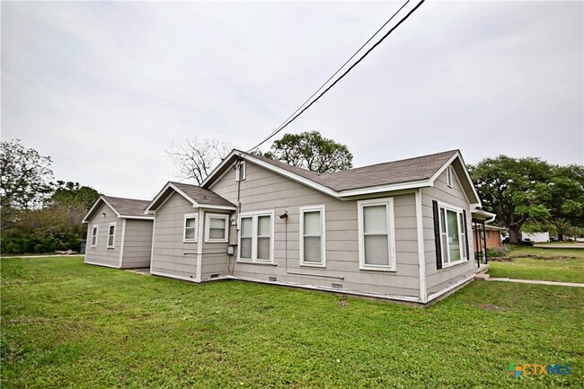 Building Photo - 108 E Clayton St