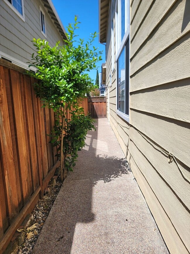 Building Photo - Lovely and Spacious 4-bedroom Beauty in De...