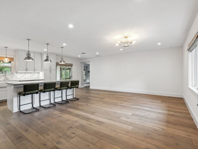 Building Photo - 1109 Sahara Ave