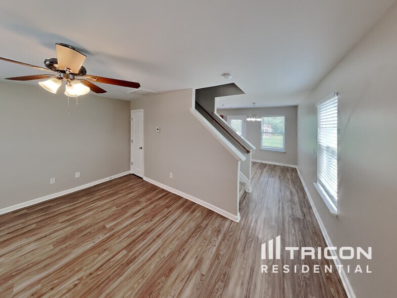 Building Photo - 661 Thistle Dr
