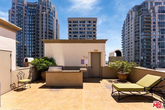 Building Photo - 10795 Wilshire Blvd