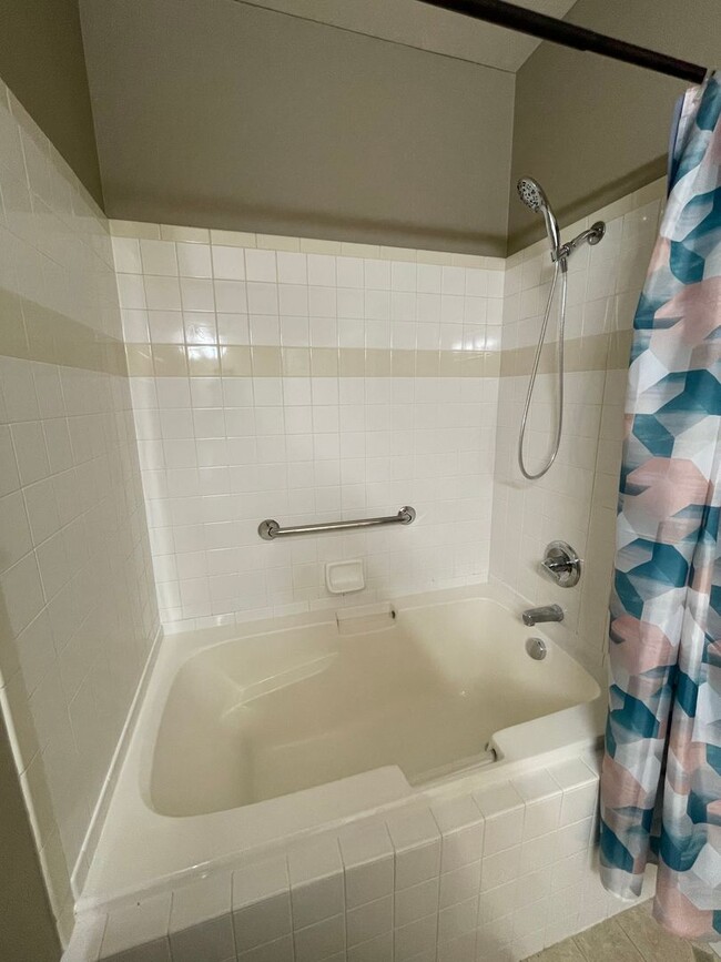 Building Photo - Charming Main Floor Condo in Water Valley