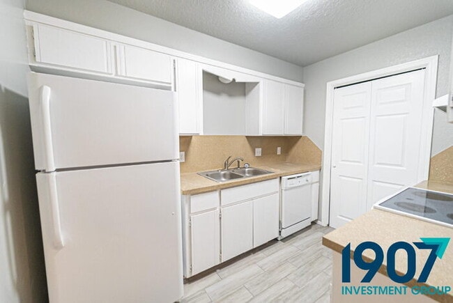 Building Photo - Updated 2-Bed, 1.5-Bath Townhome in NW Nor...