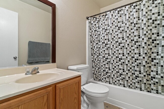 Building Photo - 120 Live Oak Ln