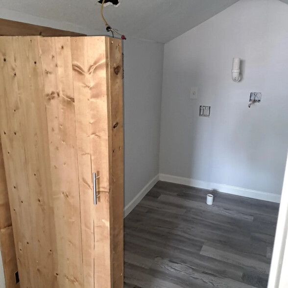 Building Photo - Room in House on Hicks Ave