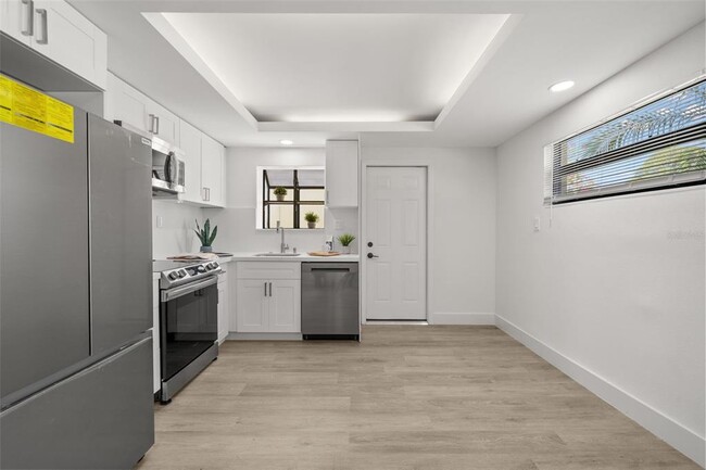 Building Photo - 4135 Des Moines St NE