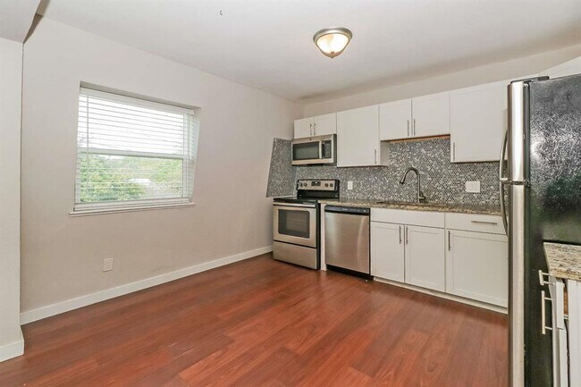 Building Photo - 7202 Twin Crest Dr