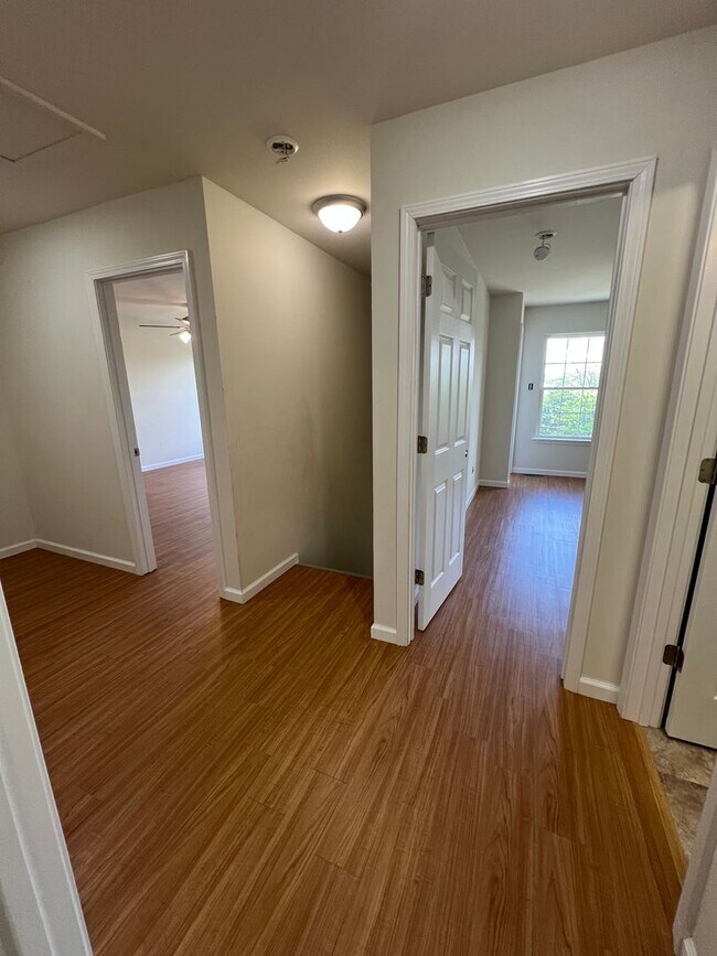 Building Photo - 3 bed, 2 bath, 2 car garage Home on 5 Acres