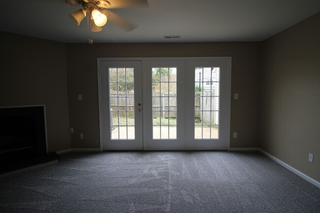 Building Photo - Updated 2 Bed/ 2.5 Bath