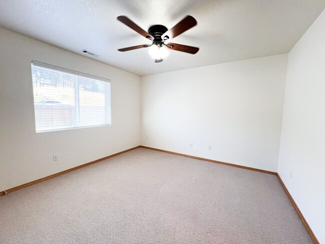 Building Photo - Three Bedroom, Two Bath House in Southview