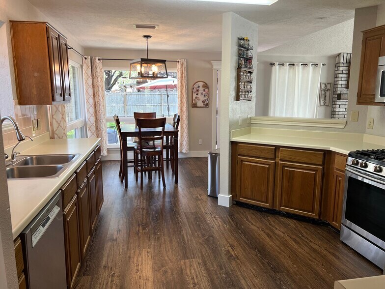 Building Photo - 9234 Fishers Hill Dr