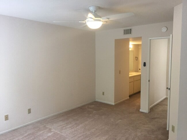 Building Photo - Updated End Unit 3 Bedroom Townhome