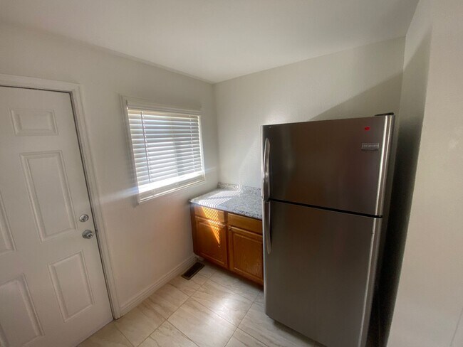Building Photo - Spacious 2 Bedroom, 1 Bathroom Duplex with...