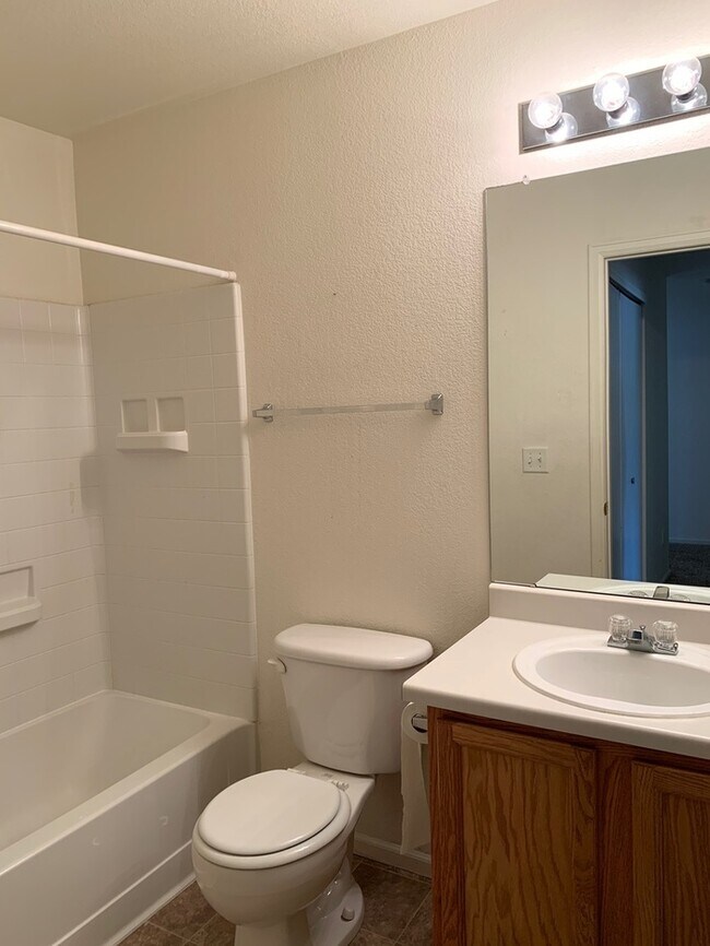 Building Photo - Beautiful 3 Bedroom 2 Bath Townhome with Attached 1 Car Garage for Rent in Northwest Loveland, CO