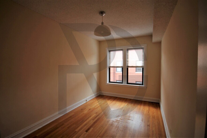 Building Photo - 3523 N Racine Ave