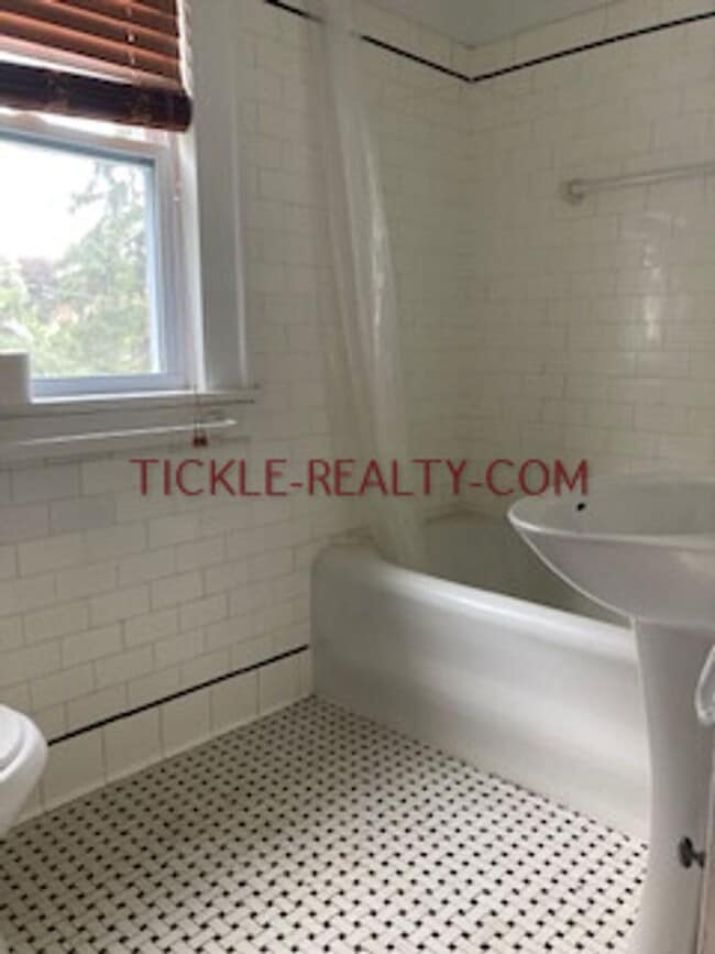 Building Photo - 3 Bed, 1.5 bath House in Laurelton Neighborhood