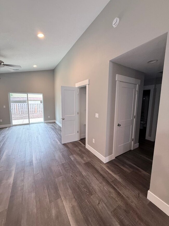 Building Photo - 3 Bedroom 2 Bathroom in Mill City, OR.