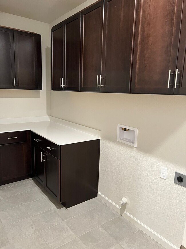 Building Photo - Gorgeous Newer Meadowlands, Residence 3 Mo...
