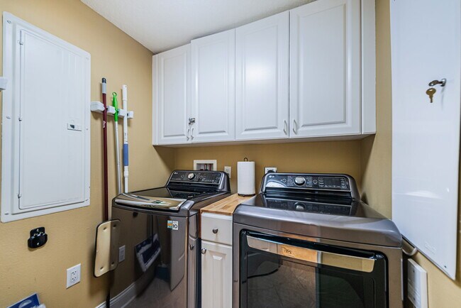 Building Photo - 521 Mandalay Ave